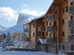 un lodge de esquí con una montaña de fondo en Appartement Le Dévoluy, 4 pièces, 9 personnes - FR-1-504-644 en Superdevoluy
