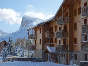 domek narciarski z górą w tle w obiekcie Charmant Chalet Duplex 6 Pers, Résidence 3* avec Piscine, Superdevoluy, à 300m des Pistes - FR-1-504-634 w mieście Superdevoluy