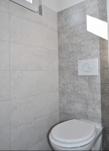 萬格爾蘭的住宿－Hausboot Fritz im Wangermeer，浴室配有白色卫生间和墙壁。