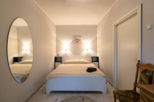 Schlafzimmer mit einem Bett und einem Spiegel in der Unterkunft Randla 14 Tallinn in Tallinn