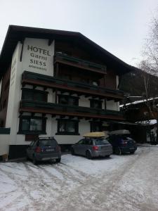 um hotel com dois carros estacionados em frente em Appartement Renate Siess em Sankt Anton am Arlberg