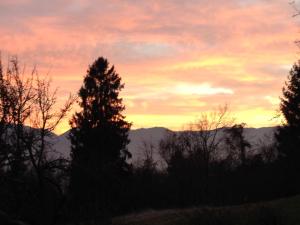 una puesta de sol con árboles y montañas en el fondo en Agriturismo Dagai, en Sospirolo
