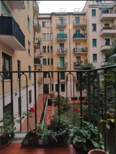 Elle comprend un balcon offrant une vue sur un bâtiment orné de plantes. dans l'établissement Appartamento Diego, à Milan