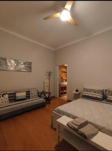 1 dormitorio con cama y sofá en Appartamento Diego, en Milán