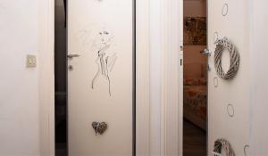 un dibujo de una mujer en la puerta de una habitación en Oleandro en Marina di Campo