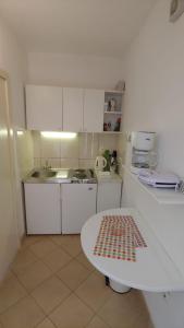 Kuchyňa alebo kuchynka v ubytovaní Studio apartment in Bol with sea view, terrace, air conditioning, WiFi 3634-1