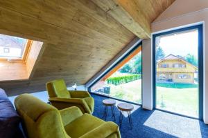 Habitación con ventana grande y 2 sillas. en Chalet Coquette Vigny^Hadley, en Saint-Michel-de-Maurienne