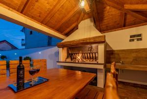 Lovinac的住宿－Villa Roza，一张桌子,上面放着一杯葡萄酒和一个壁炉