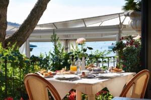 einen Tisch mit Essen auf der Terrasse in der Unterkunft Hotel Ristorante Sogno in San Felice del Benaco