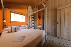 Posteľ alebo postele v izbe v ubytovaní Camping Estival Vendrell Platja + 37 fotografií
