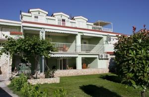 un gran edificio blanco con patio en Apartment in Okrug Gornji with pool, terrace, AC, WiFi, washing machine 3436-5, en Trogir