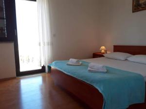 sypialnia z łóżkiem i dwoma ręcznikami na nim w obiekcie Apartment in Novalja with sea view, terrace, WiFi 3572-2 w Novalji