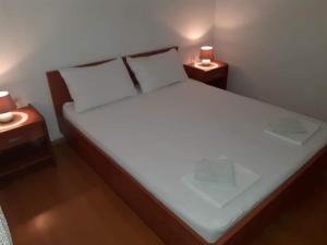 sypialnia z dużym łóżkiem i dwoma szafkami nocnymi w obiekcie Apartment in Novalja with sea view, terrace, WiFi 3572-2 w Novalji
