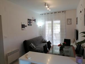 Posedenie v ubytovaní Apartment in Razanj with terrace, air conditioning, WiFi, washing machine 3567-1