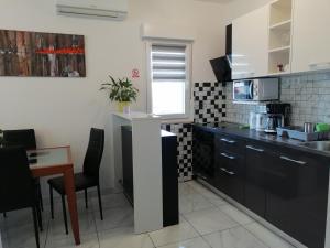 Kuchyňa alebo kuchynka v ubytovaní Apartment in Razanj with terrace, air conditioning, WiFi, washing machine 3567-1