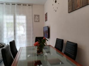 Televízia a/alebo spoločenská miestnosť v ubytovaní Apartment in Razanj with terrace, air conditioning, WiFi, washing machine 3567-1