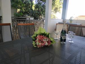 Nápoje v ubytovaní Apartment in Razanj with terrace, air conditioning, WiFi, washing machine 3567-1