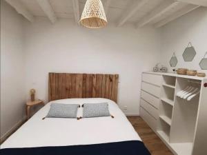 Posteľ alebo postele v izbe v ubytovaní L'ANTONINPlein centre-maison carrée/P1 Bis