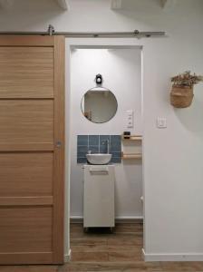 Kúpeľňa v ubytovaní L'ANTONINPlein centre-maison carrée/P1 Bis + 4 fotografie