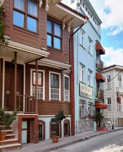 um edifício com uma placa no lado de uma rua em Emirhan Inn Hotel & Suites em Istambul