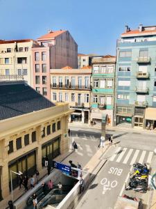 einen Blick über eine Stadtstraße mit Gebäuden in der Unterkunft YOUROPO - Downtown in Porto