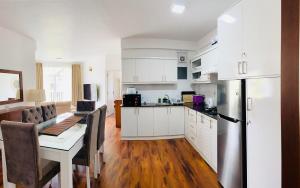 Η κουζίνα ή μικρή κουζίνα στο Grand Winterberry - Lake View Luxury Residence