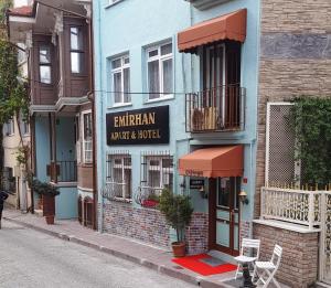 伊斯坦堡的住宿－Emirhan Inn Hotel & Suites，蓝色建筑,标有酒店标志