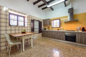 A kitchen or kitchenette at Cas Catalá Sant Jordi