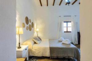 A bed or beds in a room at Cas Catalá Sant Jordi