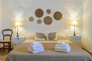 A bed or beds in a room at Cas Catalá Sant Jordi
