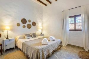 A bed or beds in a room at Cas Catalá Sant Jordi