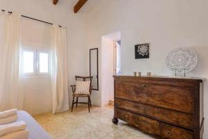 A bed or beds in a room at Cas Catalá Sant Jordi