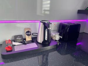 Příslušenství pro přípravu čaje a kávy v ubytování #5 TGHA Luxury One Bedroom Apartment in Athlone