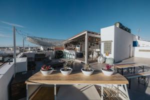 a balcony with potted plants on top of a building at Casa Allegranza in Cotillo