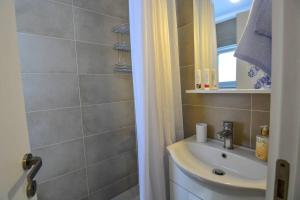 Koupelna v ubytování Dream Apartment Xylokastro + 18 fotografií