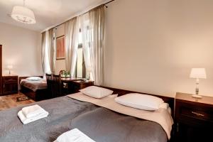 sypialnia z dużym łóżkiem z 2 poduszkami w obiekcie Hotel Charlotta w Jedlinie-Zdroju