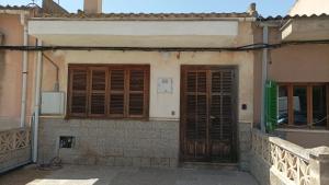 una casa antigua con puertas de madera en una calle en Casa Portoblau en Porto Cristo