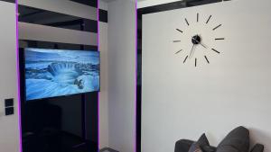 TV a/nebo společenská místnost v ubytování #5 TGHA Luxury One Bedroom Apartment in Athlone