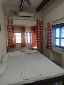 Postel nebo postele na pokoji v ubytování Sunrise Lodge