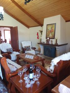 sala de estar con sillas, mesas y chimenea en Eni's Villa en Lezhë