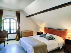 um quarto com uma cama grande e uma janela em Chambres d'hôtes du domaine de l'Isle em Civray-de-Touraine