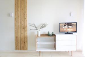 TV a/nebo společenská místnost v ubytování Beautiful,boho,sea view Los Gigantes apartment