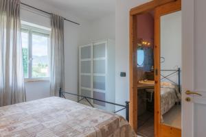 1 dormitorio con cama, lavabo y ventana en Villa Eden, en Avola