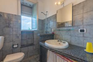 アヴォラにあるVilla Edenの洗面台、トイレ、鏡のあるバスルーム +19枚の写真