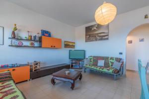 una sala de estar con un sofá y una mesa en Villa Eden, en Avola