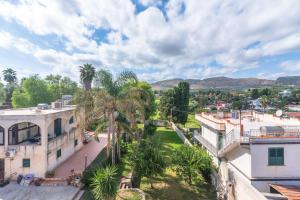 una vista aérea de una casa con palmeras en Villa Eden, en Avola