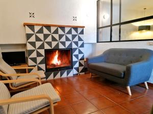 sala de estar con sofá y chimenea en Cortijo Brazal La Ventaja, en Laroles