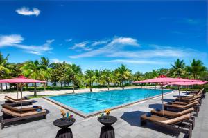 Bazén v ubytování Paradise Suites Hotel nebo v jeho okolí
