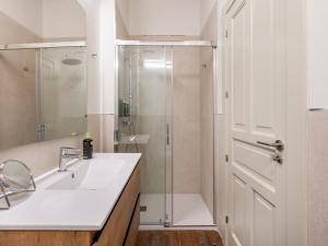 La salle de bains est pourvue d'un lavabo et d'une douche. dans l'établissement limehome Granada Calle Mirasol, à Grenade