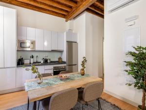 limehome Granada Calle Mirasol的厨房或小厨房